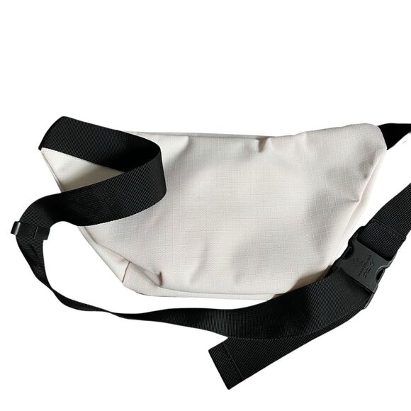 Herschel Supply Seventeen Hip Bag White Black Pockets Travel Lightweight - Picture 4 of 8